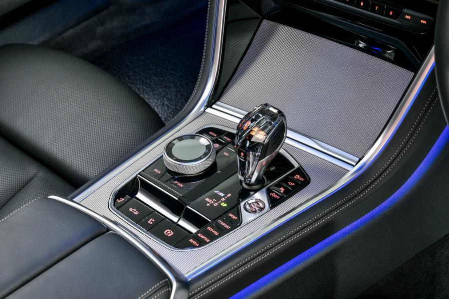 Детали интерьера BMW M850i xDrive Convertible (G14) 2019 года  (ZA) (фото 13 из 40)